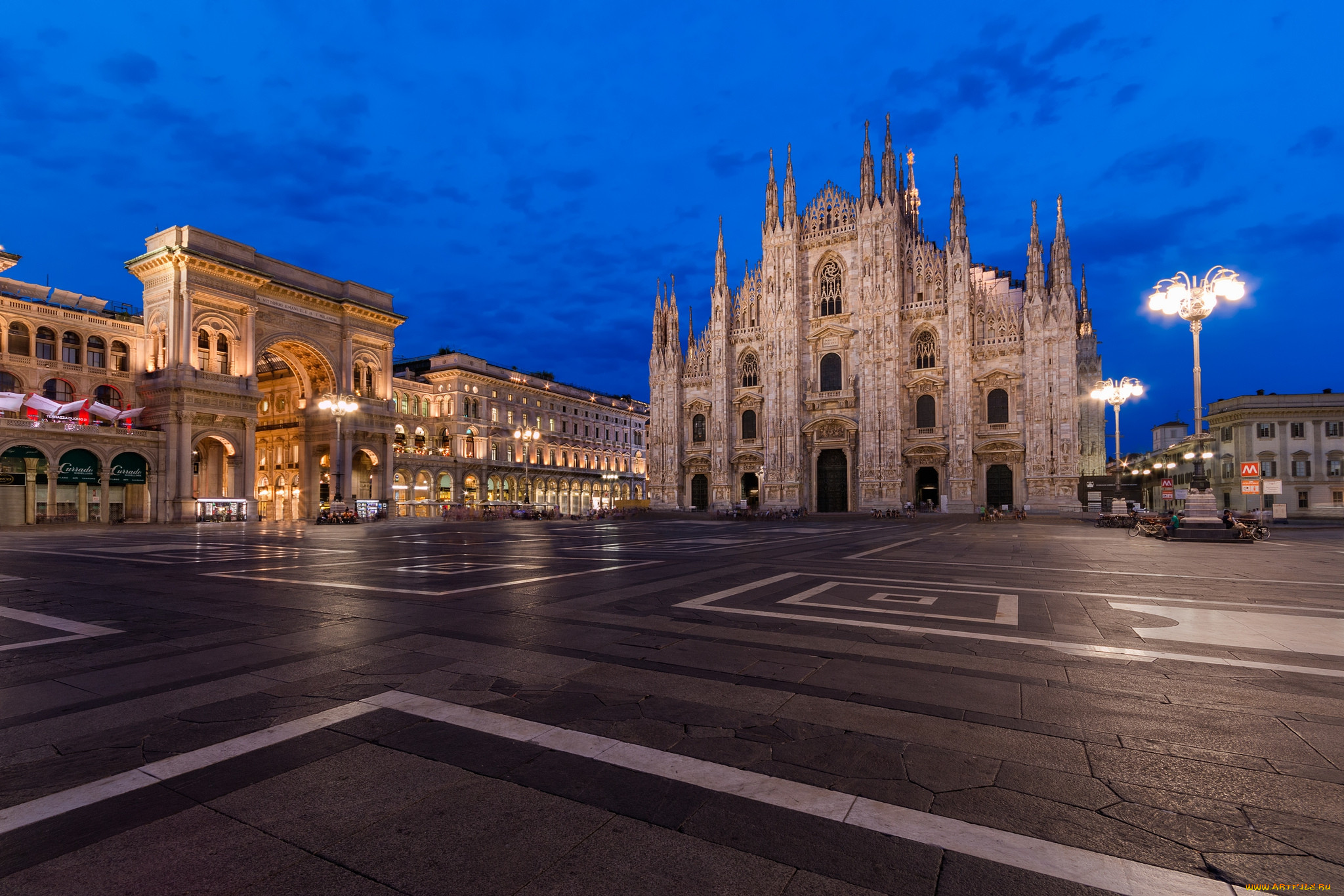 Milano's. Милан Соборная площадь. Дуомо Милан. Милано город в Италии. Пьяцца дель Дуомо Милан.